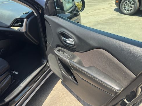 Used 2017 Jeep Cherokee Latitude FWD image 22