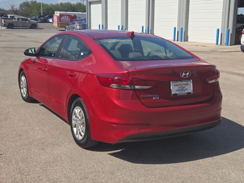 Used 2018 Hyundai Elantra SE w/ SE Connectivity Package 04 FWD image 5