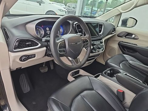 Used 2023 Chrysler Pacifica Touring-L FWD image 34