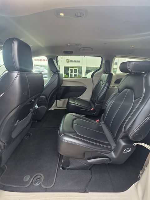 Used 2024 Chrysler Pacifica Touring-L FWD image 14