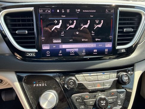 Used 2024 Chrysler Pacifica Touring-L FWD image 23