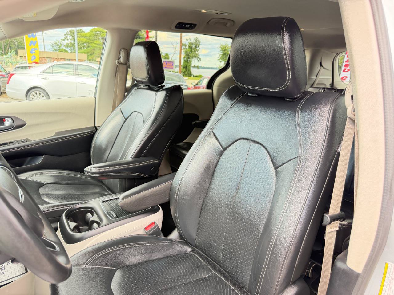 Used 2022 Chrysler Pacifica Touring-L FWD image 12