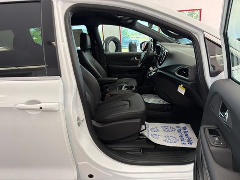 New 2027 Chrysler Pacifica LX FWD image 29