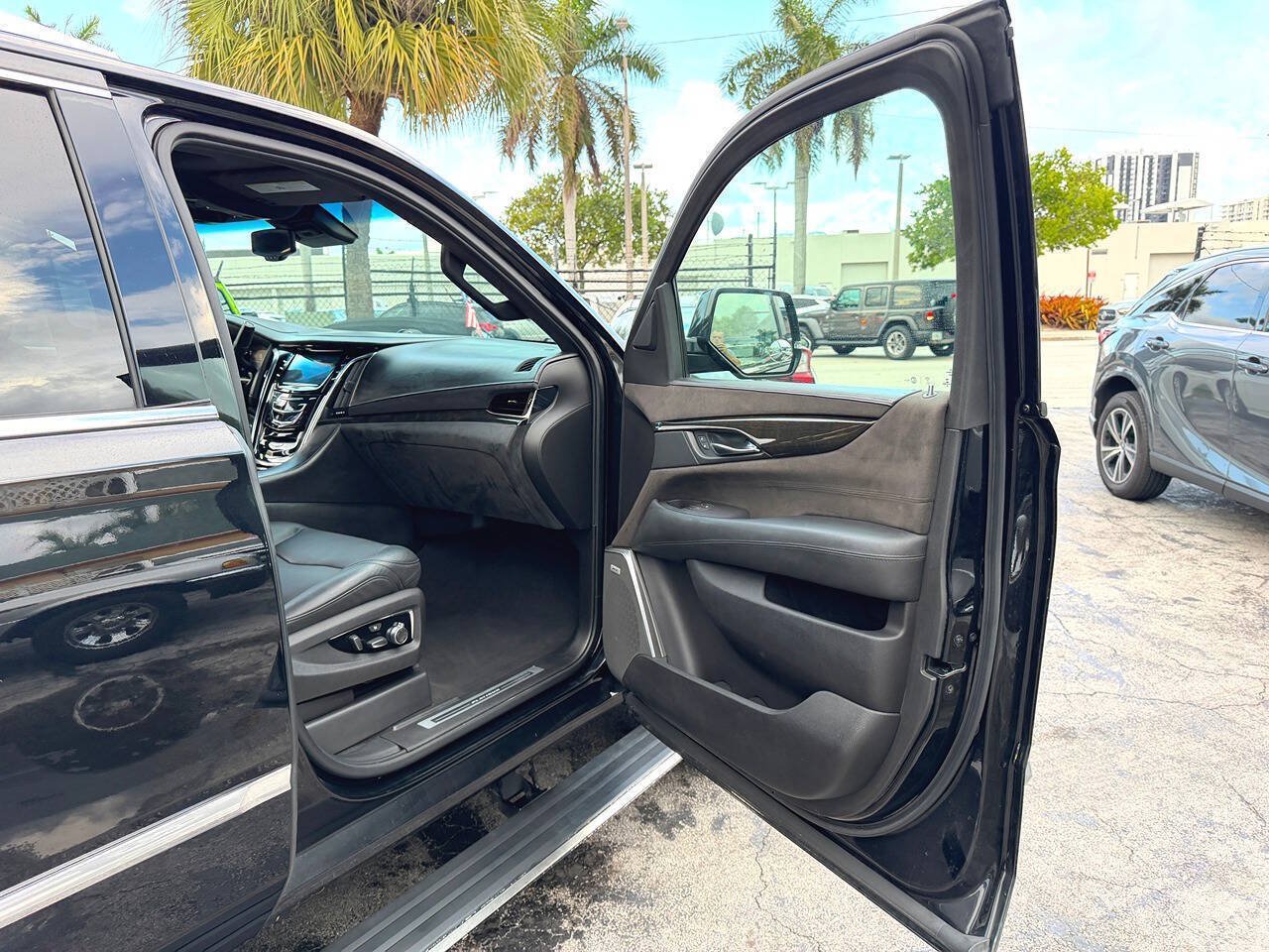 Used 2016 Cadillac Escalade Platinum AWD/4WD image 27