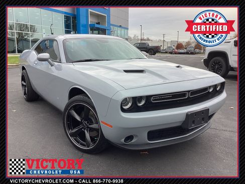 Used 2021 Dodge Challenger SXT image 1
