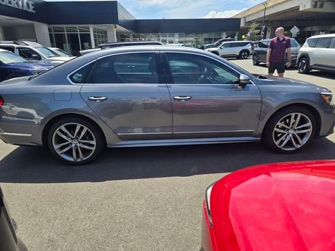 Used 2016 Volkswagen Passat 1.8T R-Line w/ R-Line Lighting Package FWD image 4