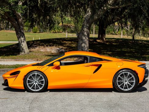Used 2024 McLaren Artura RWD image 31