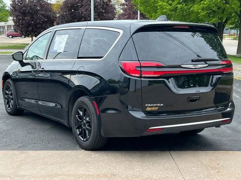 Used 2024 Chrysler Pacifica Touring-L FWD image 10
