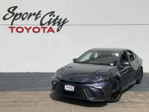 Used 2026 Toyota Camry SE w/ Convenience Package image 1