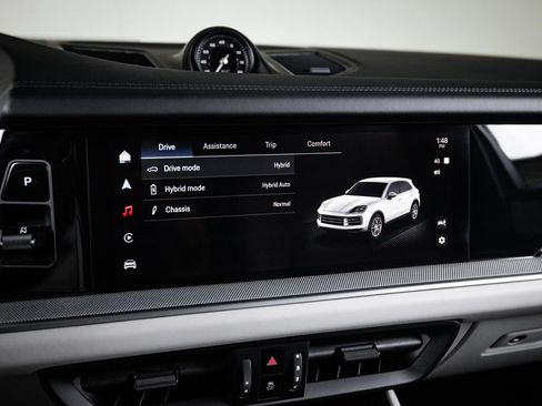 Certified 2025 Porsche Cayenne E-Hybrid AWD/4WD image 18