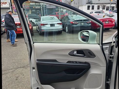 Used 2020 Chrysler Pacifica Touring-L image 7