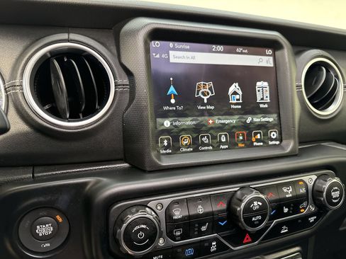 Used 2022 Jeep Wrangler Unlimited Sahara w/ Cold Weather Group AWD/4WD image 7