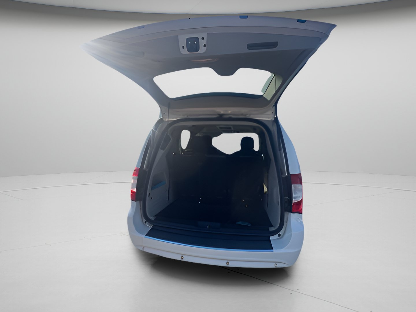 Used 2012 Chrysler Town & Country Touring-L w/ Entertainment Group #2 FWD image 5