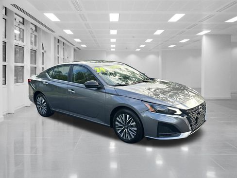 Used 2024 Nissan Altima 2.5 SV FWD image 3
