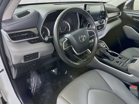 Used 2022 Toyota Highlander XLE AWD/4WD image 18
