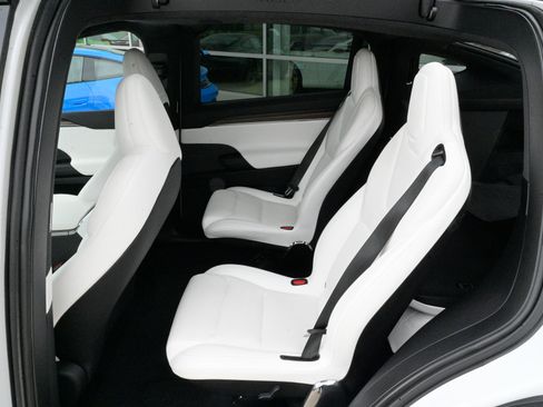 Used 2022 Tesla Model X image 32
