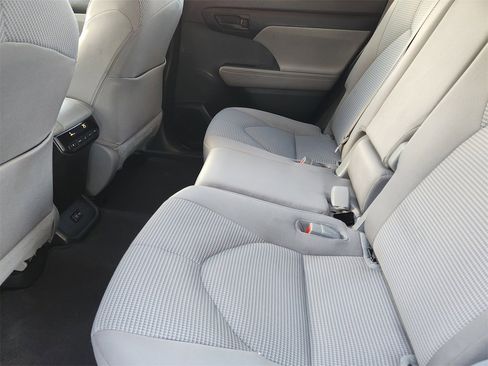 Used 2020 Toyota Highlander L image 28