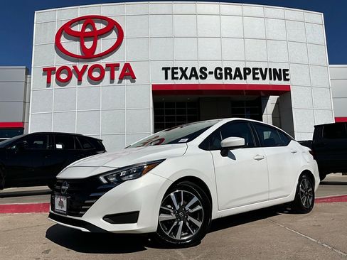 Used 2025 Nissan Versa SV image 2