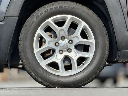 Used 2018 Jeep Renegade Latitude image 28