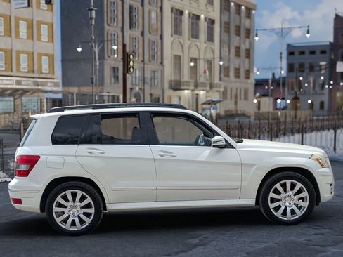 Used 2011 Mercedes-Benz GLK 350 4MATIC image 4