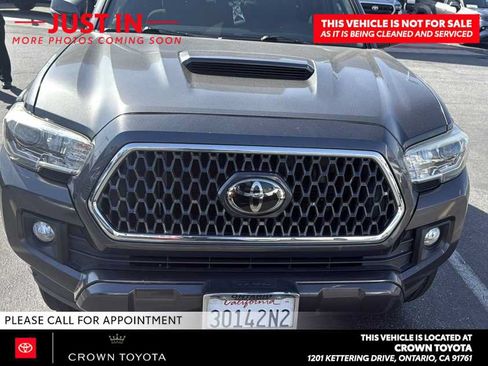 Used 2018 Toyota Tacoma TRD Sport w/ Technology Package RWD image 2
