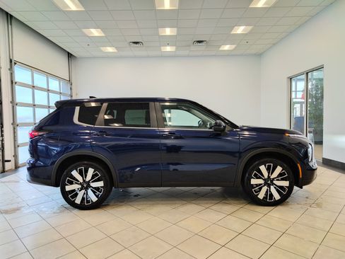 Used 2025 Mitsubishi Outlander SE image 2