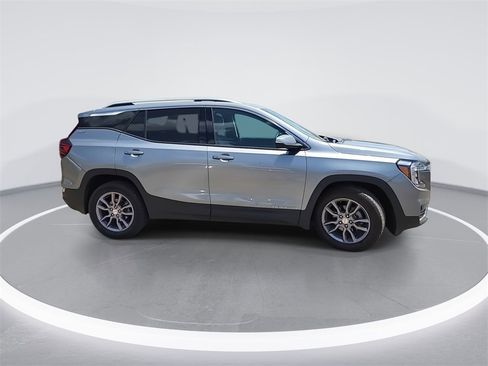 Used 2024 GMC Terrain SLT image 9