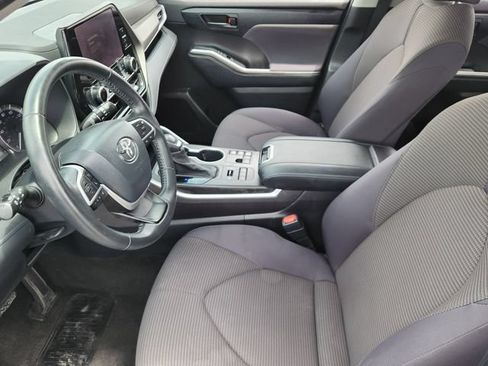 Used 2023 Toyota Highlander LE AWD/4WD image 11