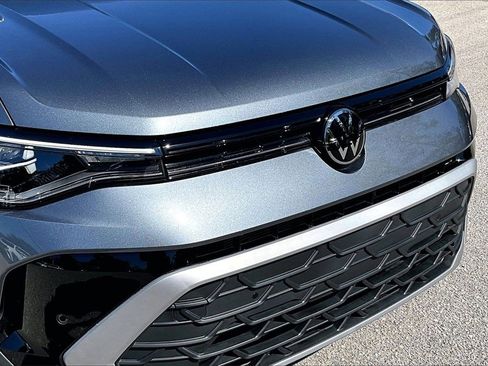 Certified 2025 Volkswagen Taos SE w/ Panoramic Sunroof Package image 11