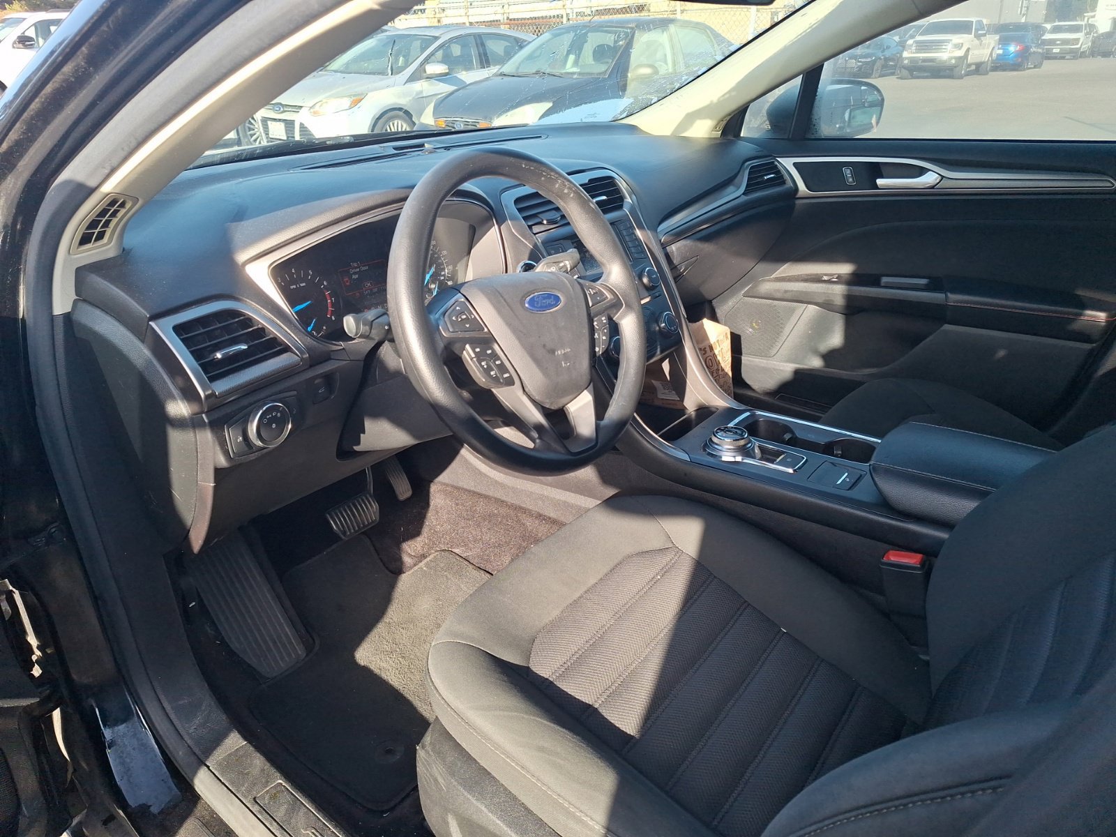 Used 2017 Ford Fusion SE FWD image 9