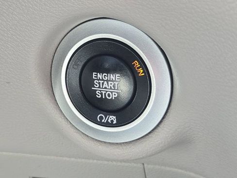 Used 2017 Chrysler Pacifica Touring FWD image 22