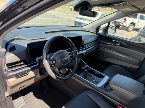 Used 2025 Kia Carnival FWD image 23