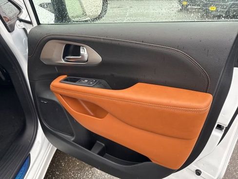 New 2026 Chrysler Pacifica Pinnacle image 11