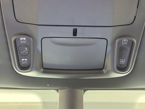 Used 2025 Chrysler Pacifica Limited FWD image 57