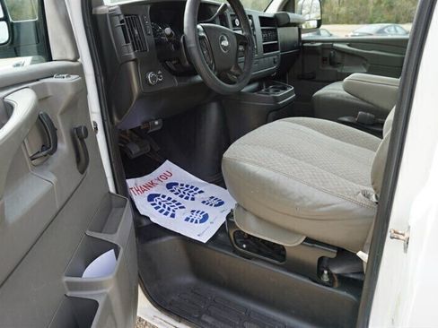 Used 2010 Chevrolet Express 1500 RWD image 17