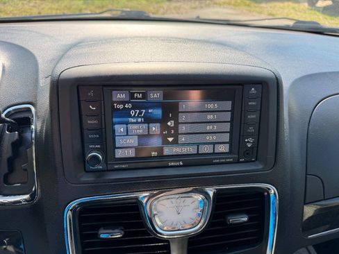 Used 2016 Chrysler Town & Country Touring w/ Driver Convenience Group image 22