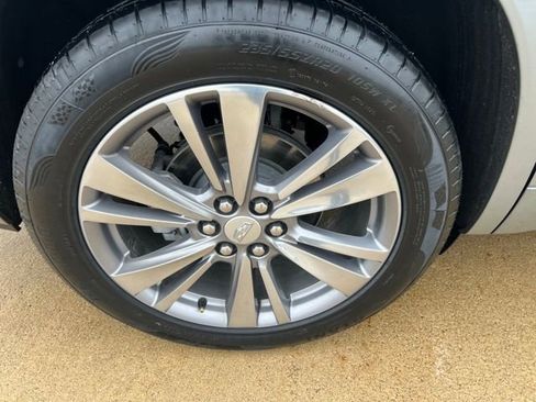 Used 2025 Cadillac XT6 Premium Luxury image 11