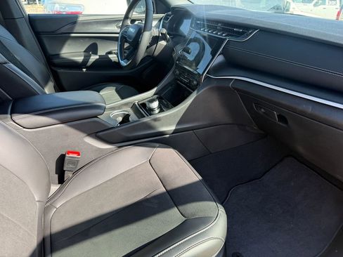 Used 2025 Jeep Grand Cherokee Altitude AWD/4WD image 3