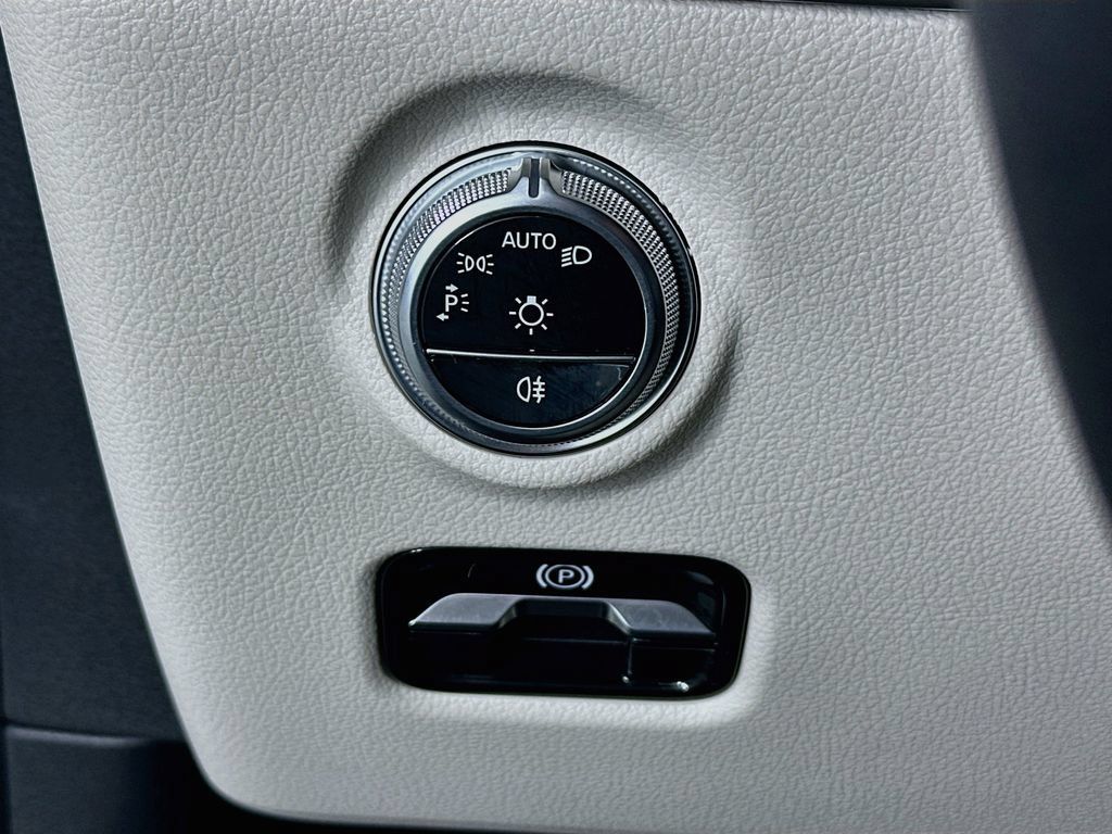 Certified 2023 Mercedes-Benz C 300 Sedan image 10