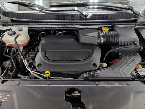 Used 2025 Chrysler Pacifica Select image 29