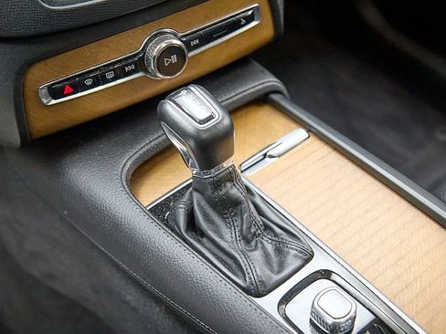 Used 2021 Volvo XC90 T6 Momentum w/ Climate Package image 18