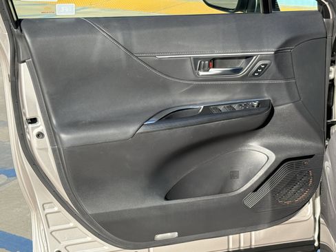 Used 2021 Toyota Venza Limited image 18