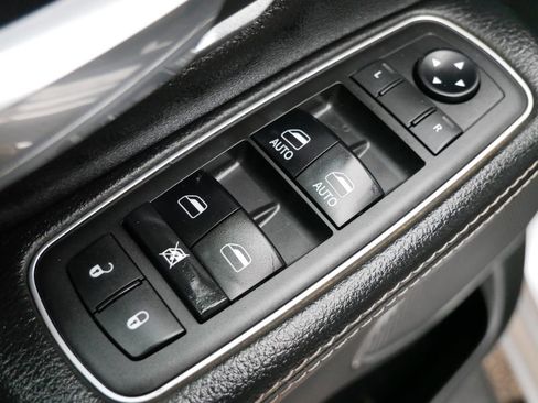 Used 2019 RAM 1500 Laramie image 36