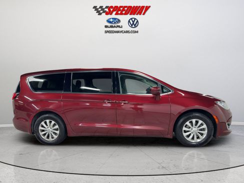 Used 2018 Chrysler Pacifica Touring Plus FWD image 4