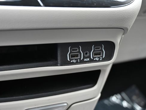 Used 2024 Chrysler Pacifica Touring-L FWD image 30