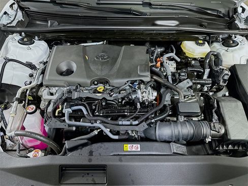 Used 2025 Toyota Camry SE image 9