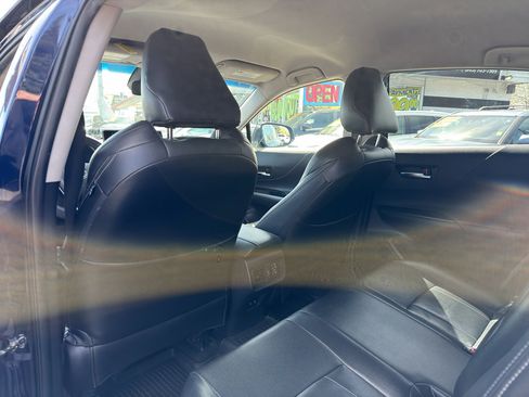 Used 2021 Toyota Venza LE w/ Carpet Mat Package (TMS) image 16
