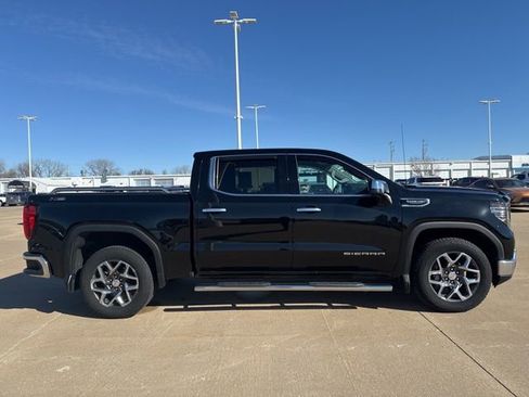 Used 2023 GMC Sierra 1500 SLT image 2