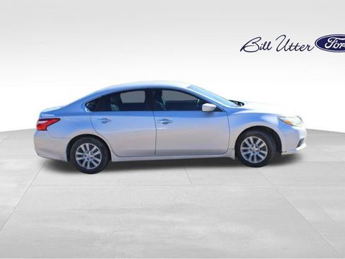 Used 2016 Nissan Altima 2.5 S w/ Power Driver Seat Package image 4