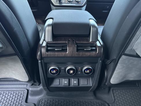 Used 2023 Land Rover Defender 130 X-Dynamic SE image 16